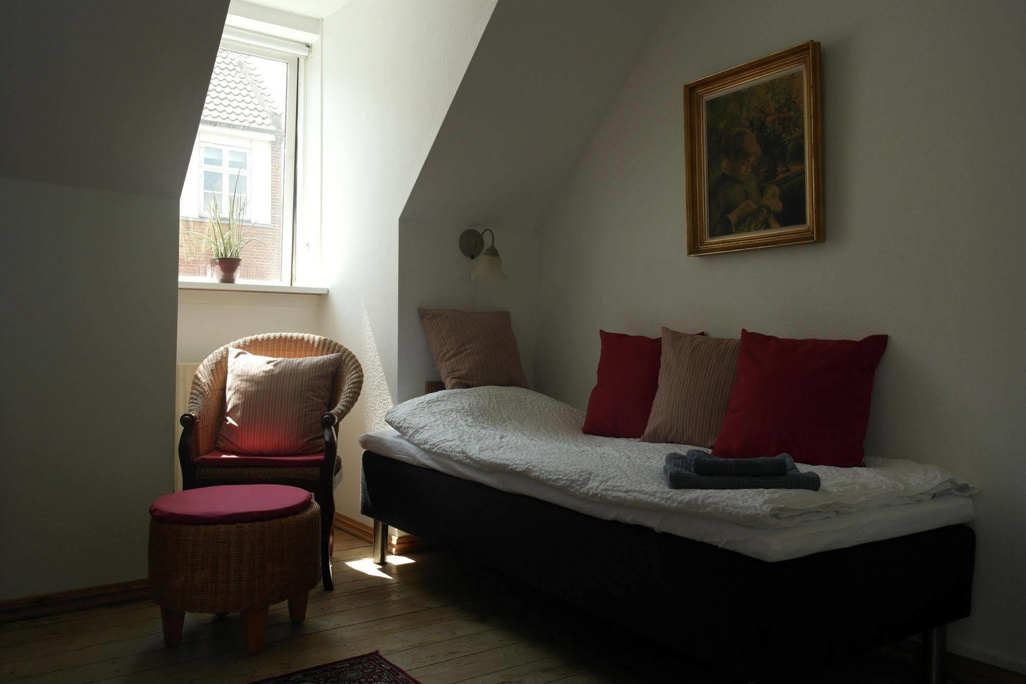 Sweethome Guesthouse Есбер Екстериор снимка
